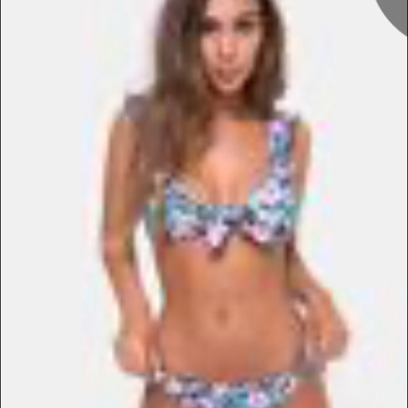 Bikini - Picture 2 of 3